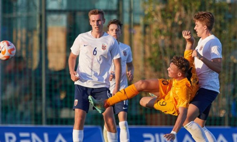 Ajax presenteert elfde zomerversterking: Mannsverk (21) tekent in Amsterdam