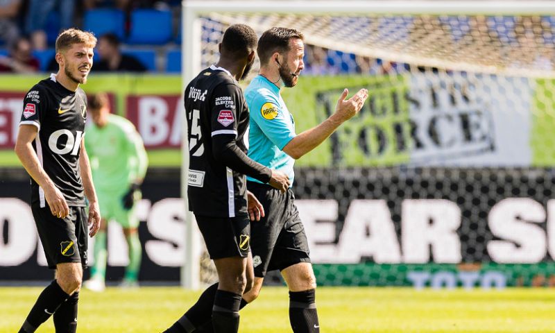 Supporters gooien voorwerpen op het veld: Willem II - NAC definitief gestaakt