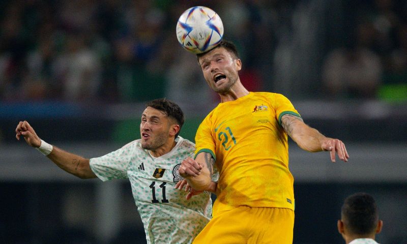 Mexico knokt zich ondanks gemiste strafschop Gimenez terug tegen Australië