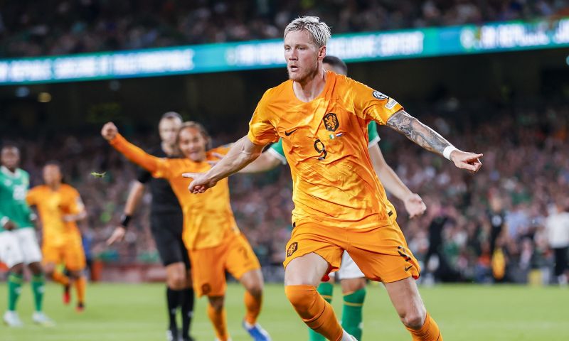 Oranje komt dramatische eerste helft te boven in Ierland