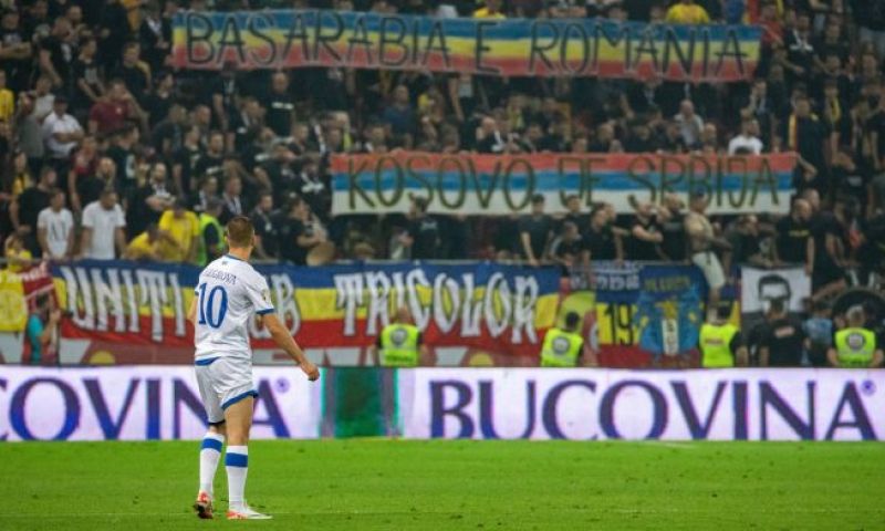 Roemenië moet vrezen voor straf van UEFA na tonen van beladen Servische vlag
