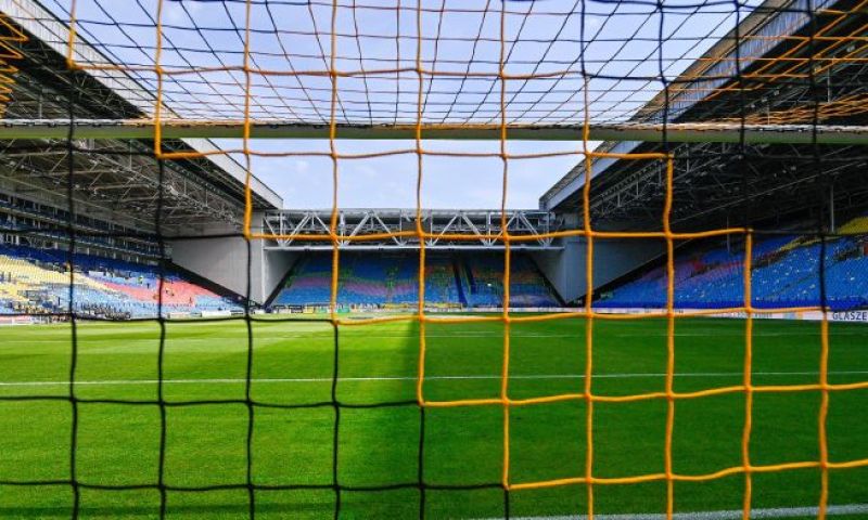 Vitesse in nauw: 'Zitten in houdgreep en hebben hulp KNVB nodig'