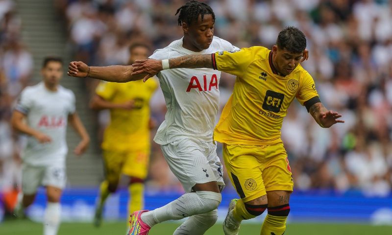 Hamer bezorgt Tottenham eigenhandig nederlaag, City maakt geen fout tegen West Ham