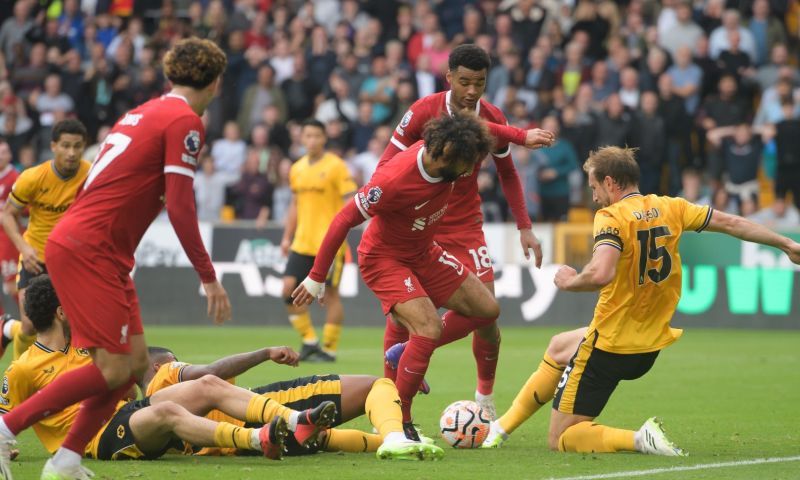 Liverpool kruipt door oog van de naald op Molineux dankzij Gakpo en Robertson