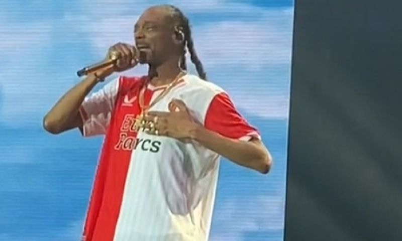 Iconisch: Snoop Dogg trekt Feyenoord-shirt aan bij Ahoy-show na winst op Celtic