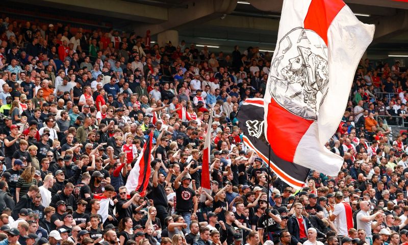 Ajax-fans melden zich vlak voor Marseille-duel op Toekomst met duidelijk spandoek