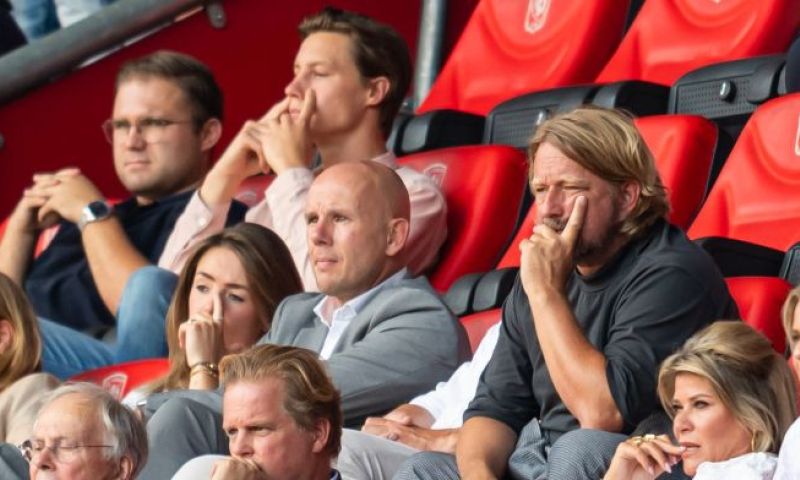 Van Halst reageert op inktzwarte middag Ajax