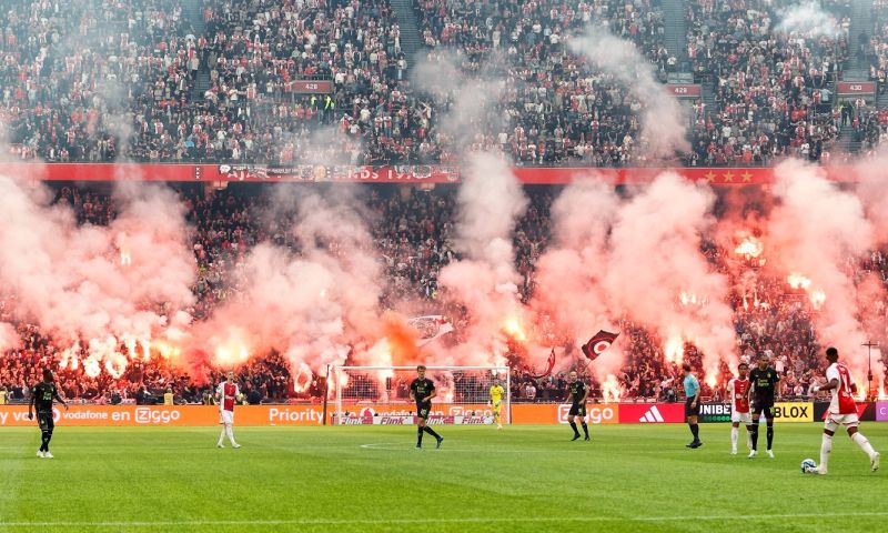 Nieuwe details over sabotage Ajax-fans: 'De fakkels lagen al klaar in de vakken'