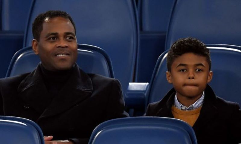 Shane Kluivert treedt in voetsporen vader met profcontract bij Barça