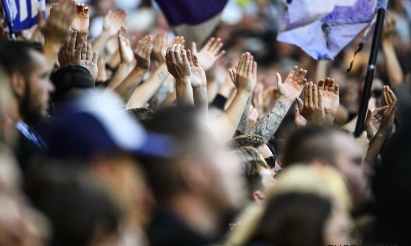 Supporters van Anderlecht gooien met bakstenen naar bussen Club Brugge