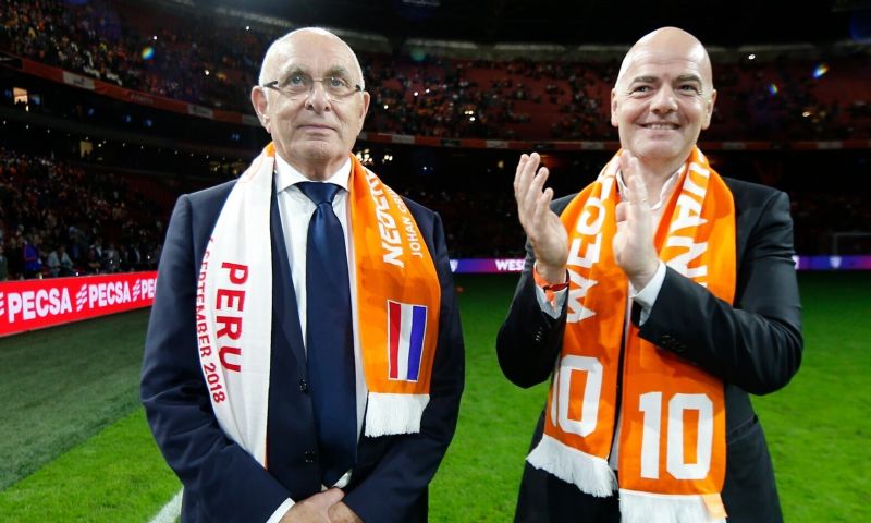 Van Praag-rentree oegejuicht: 'Beste dat Ajax kan overkomen, op ontslag Steijn na'