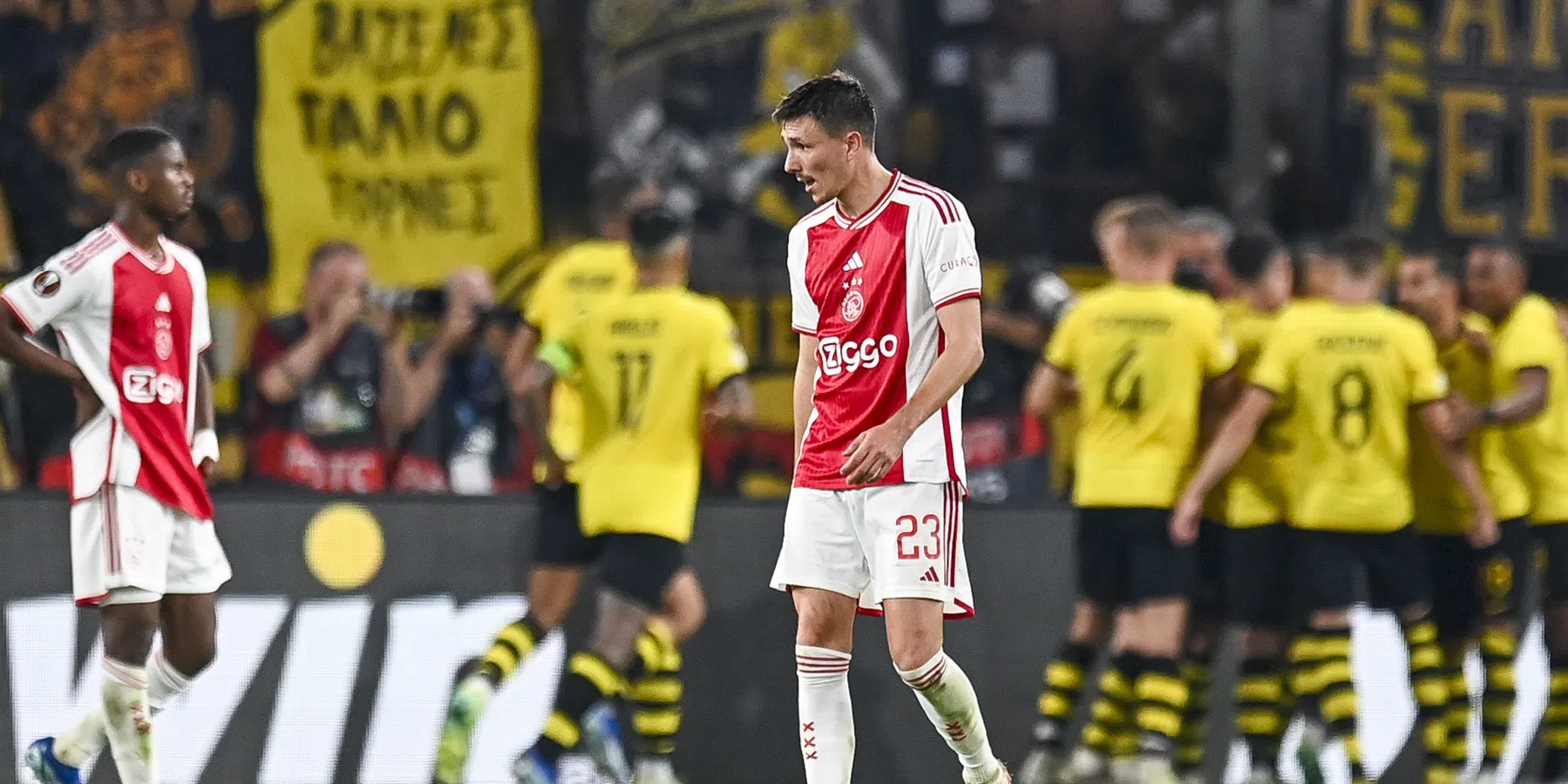 Ajax weet weer niet te winnen: knipoog-Kroaat helpt AEK aan punt