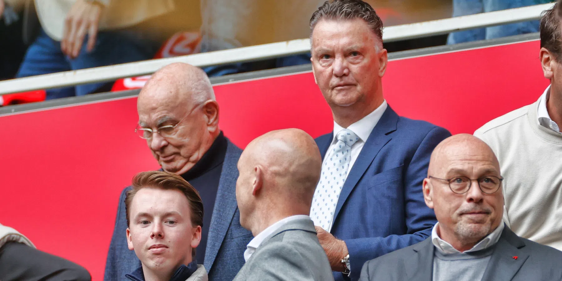 Verbazing om tribune bij Ajax-AZ: 'Hendriks hoopte dat Van Gaal gedag zou zeggen'