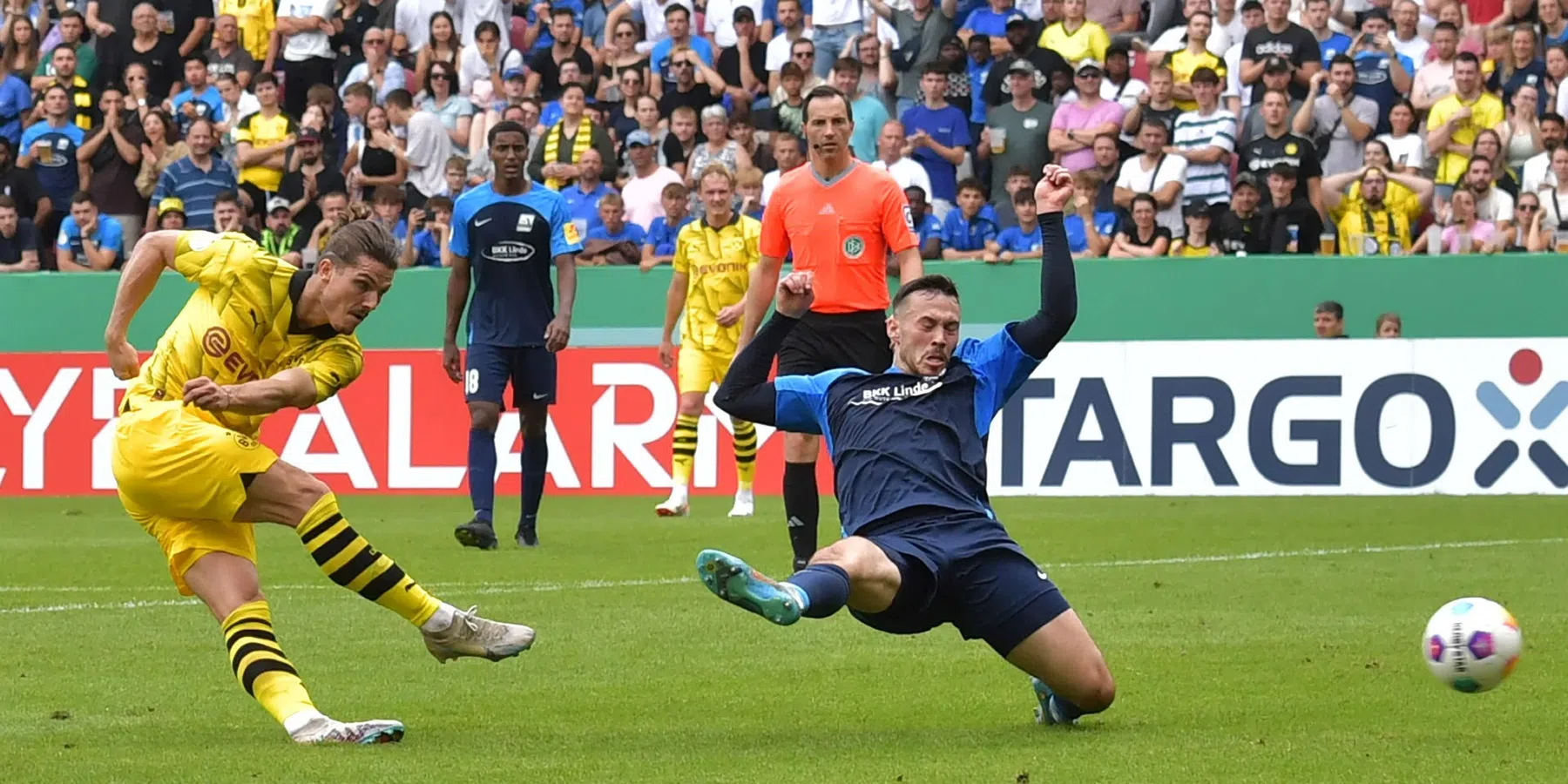 Dortmund doet wat het moet doen en gaat aan leiding in Bundesliga