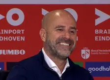 Thumbnail for article: Prachtig: moeder van Bosz pakt microfoon tijdens persconferentie