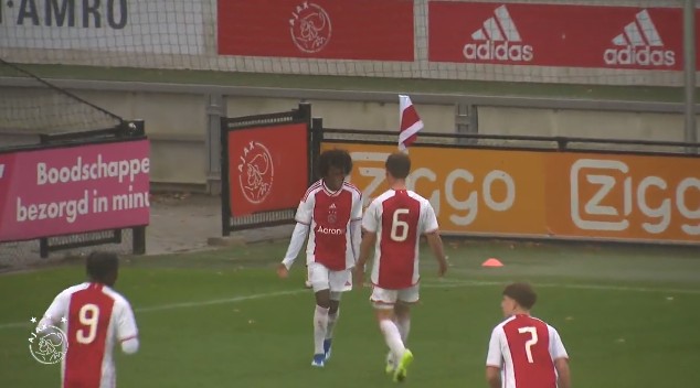 Ajax-talent (17) beslist gekke mini-Klassieker tegen Feyenoord met beauty