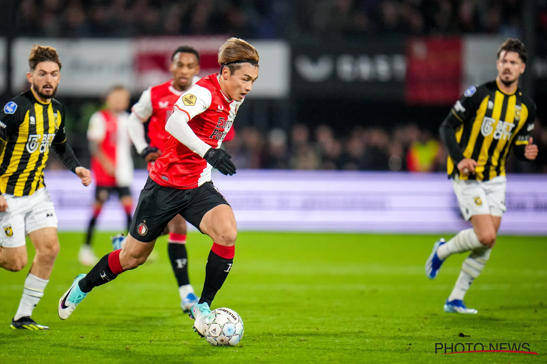 Ueda maakt sterke indruk bij Feyenoord: 'Vooral zijn 'power' valt op'