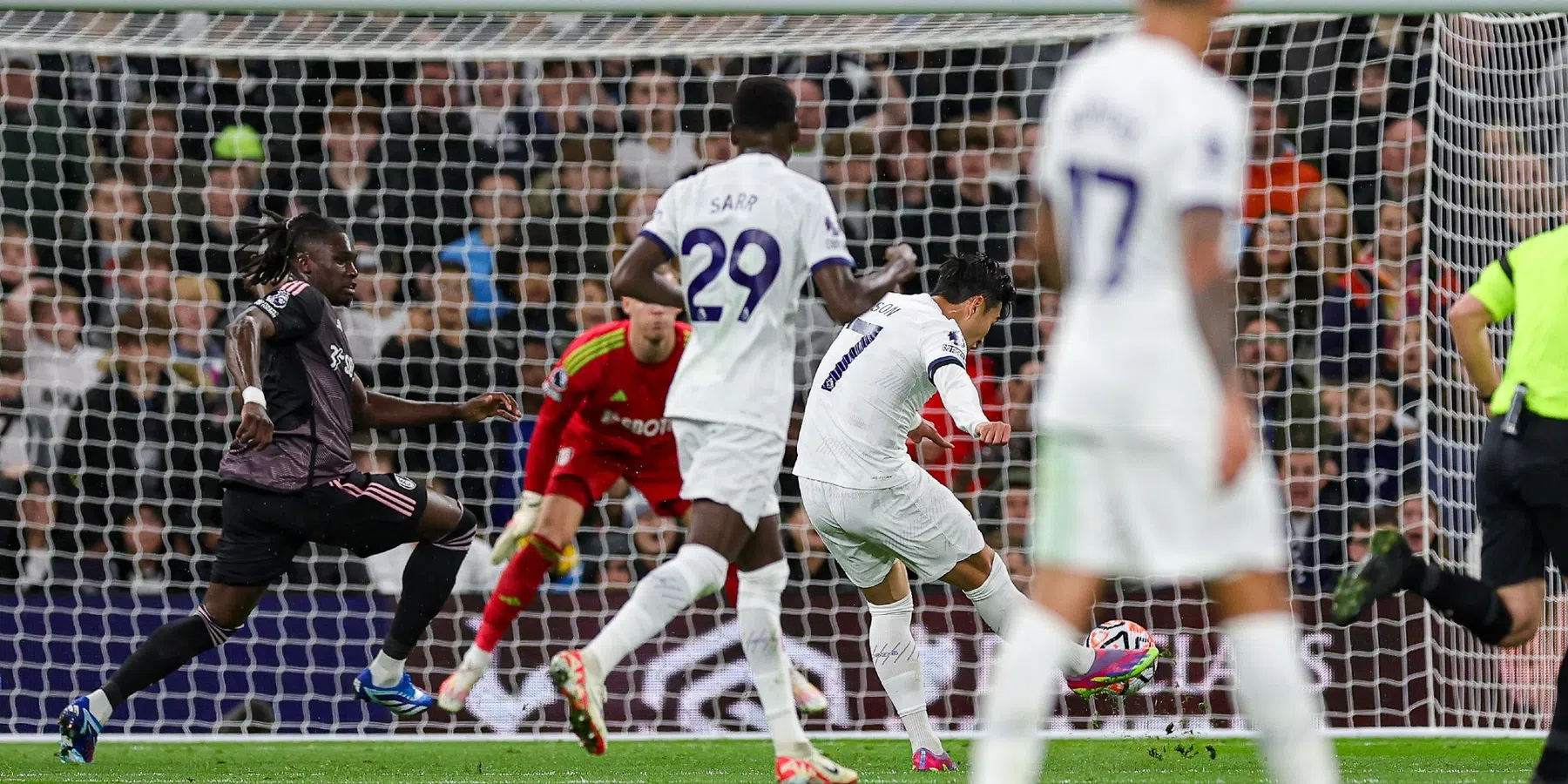 Spurs gaat weer aan kop door twee cadeautjes van dolende Bassey