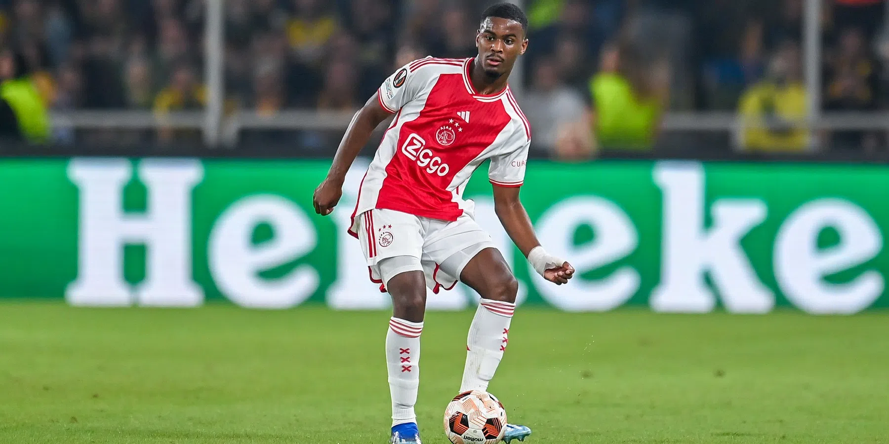 Ajax-talenten wachten nog op contract: 'Van Halst wil salarissen niet bepalen'