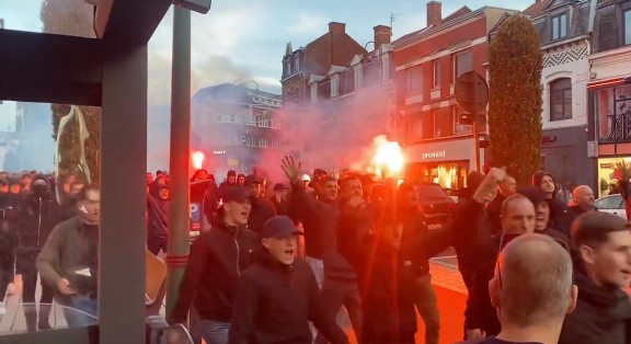 Fans Lens en PSV gooien met vuurwerk: politie voorkomt confrontatie