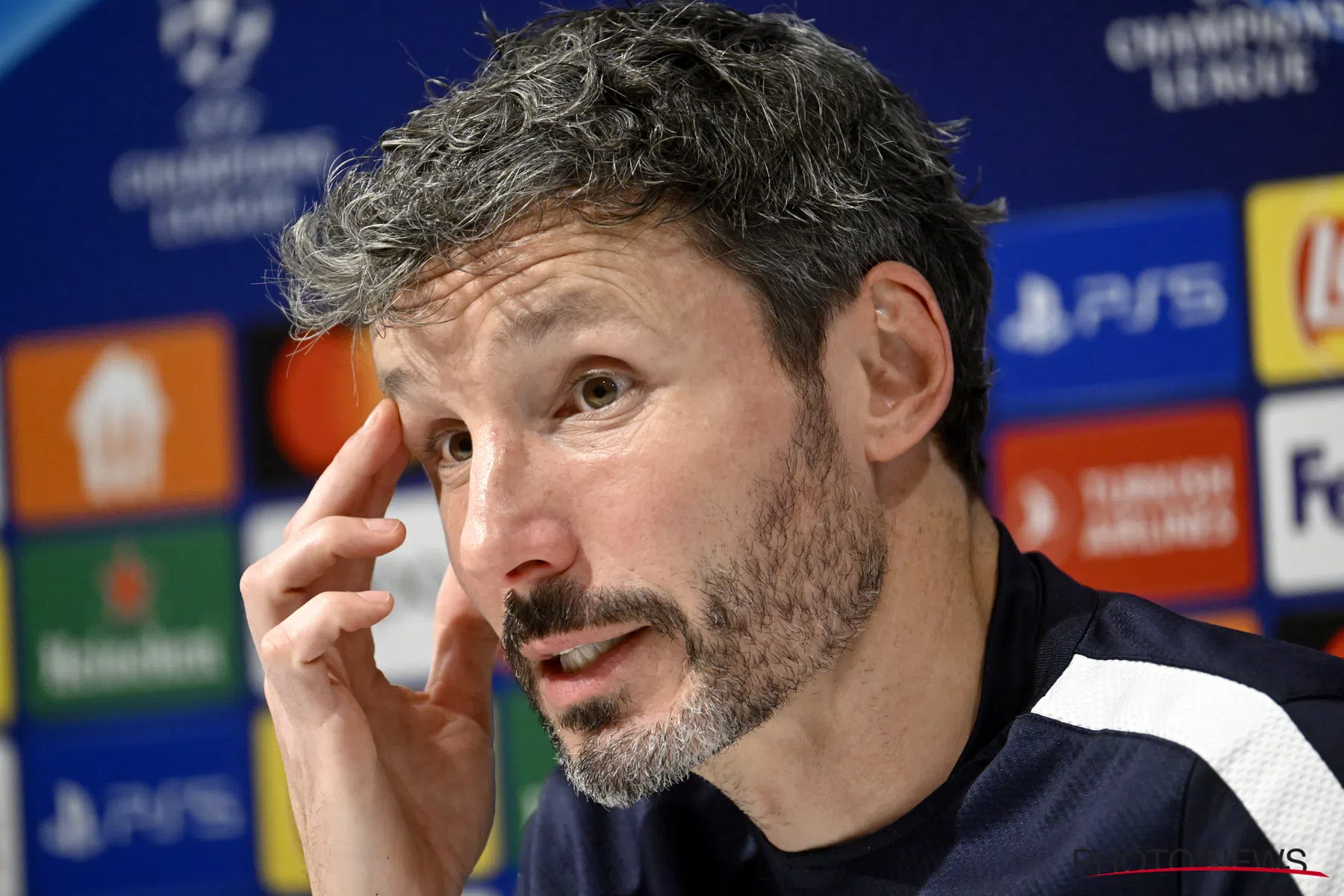 Van Bommel ziet uitdaging tegen Porto: “Zelfs een punt wordt moeilijk”