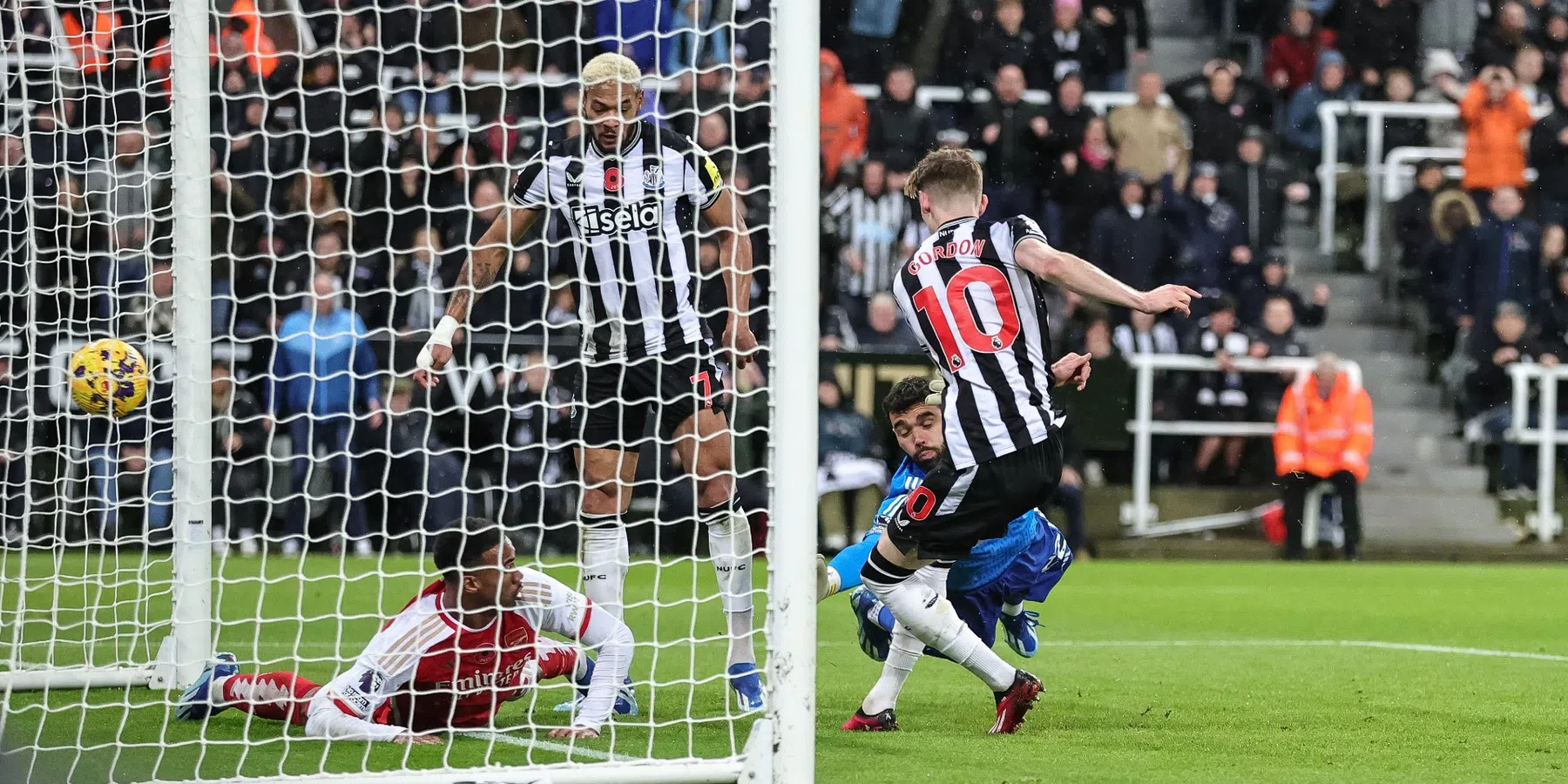 Newcastle United wint van Arsenal en Trossard