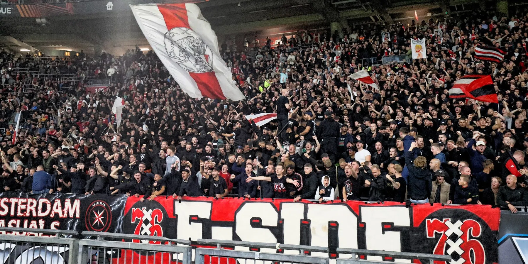 'Flinke puinhoop' op tribune Ajax door pro-Palestijnse vlaggen