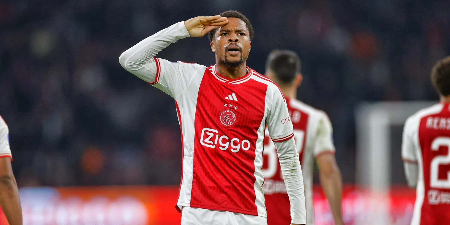 Akpom geeft goed voorbeeld bij Ajax: 'Laat iemand in zo'n situatie eerst wennen'