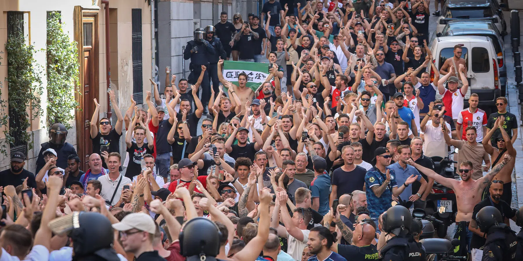 Feyenoord-selectie poseert met spandoek voor duel met Lazio