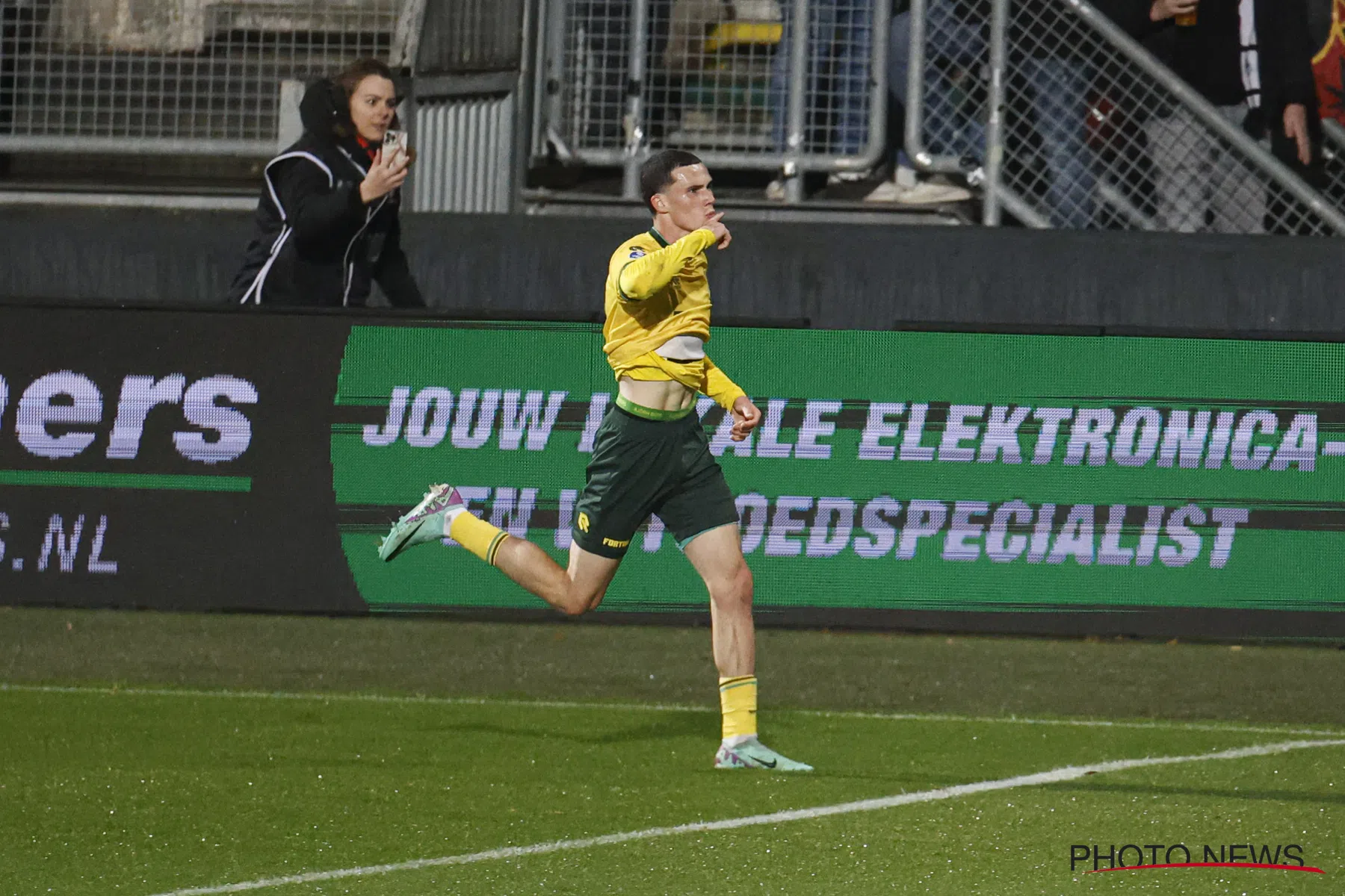 Robberechts viert basisdebuut met goal en ruime zege