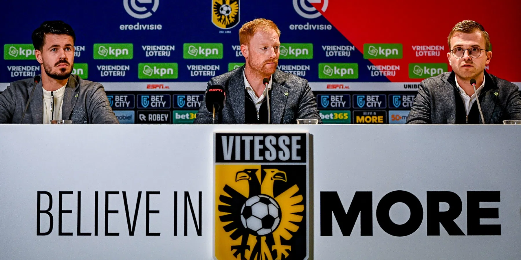 'Vitesse kijkt intern naar Cocu-opvolging: Janssen en 'Edje-interim' genoemd'