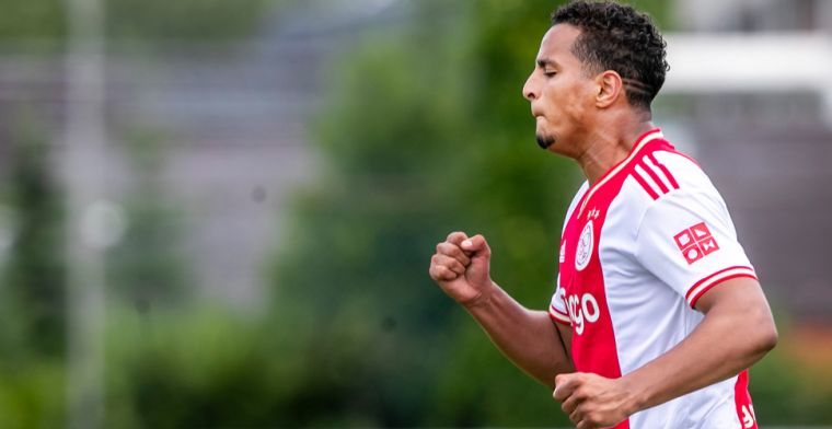 Ihattaren toeschouwer tijdens Almere City - Ajax