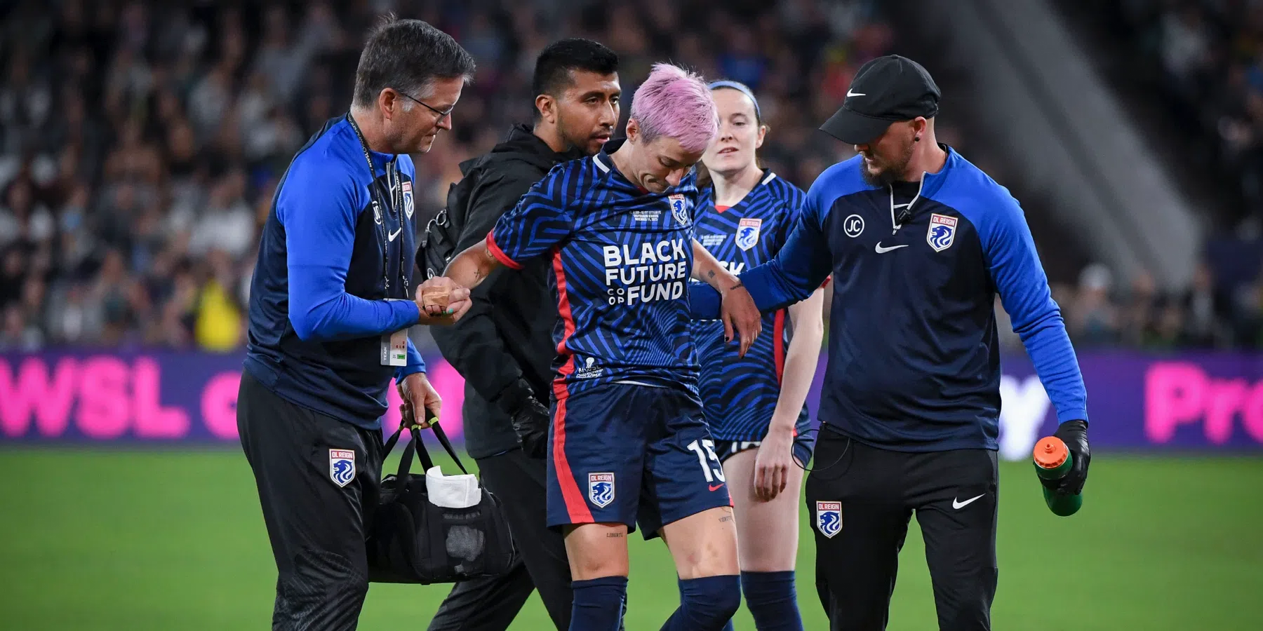 Rapinoe verlaat na 3 minuten geblesseerd het veld in laatste wedstrijd