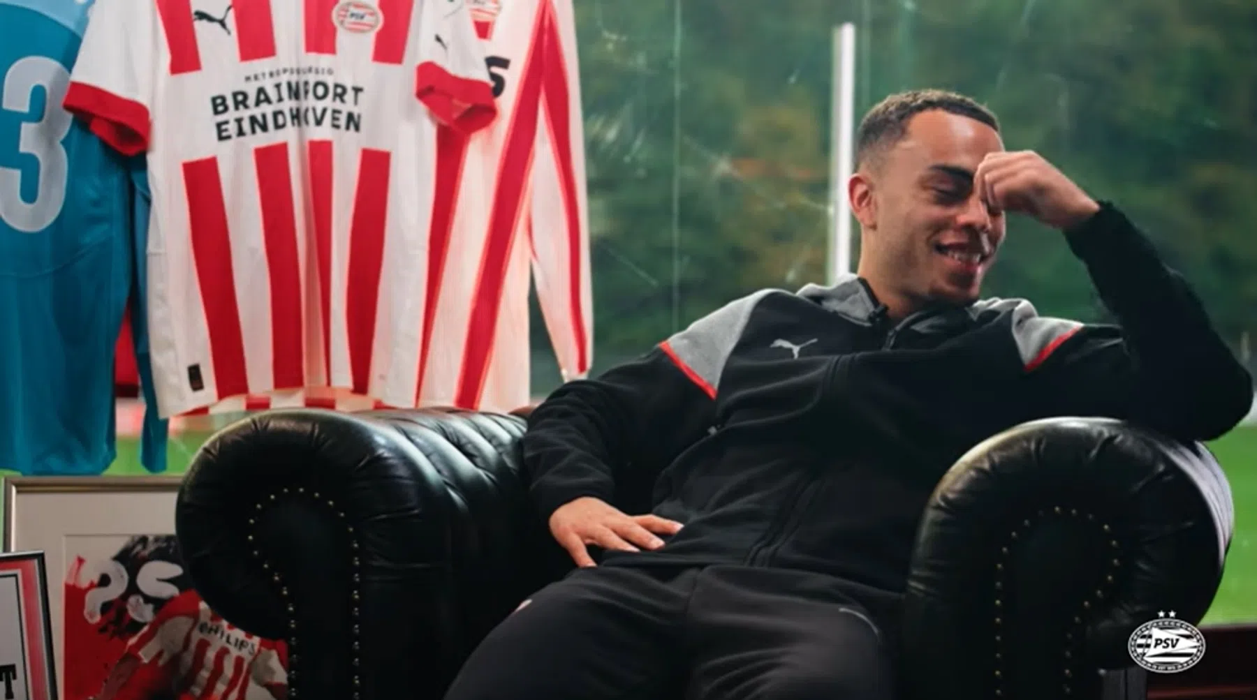 Sergiño Dest viel uit de toon bij afscheid Messi