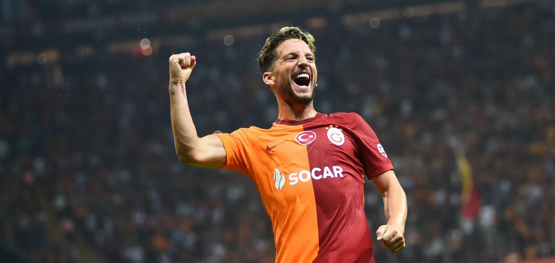 Mertens (36) met een brede glimlach bij Galatasaray