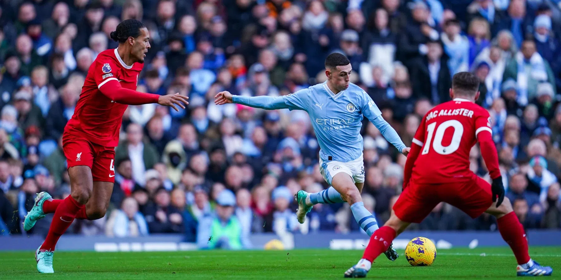 Fraaie assist Aké niet genoeg voor City: Liverpool neemt punt mee uit Manchester