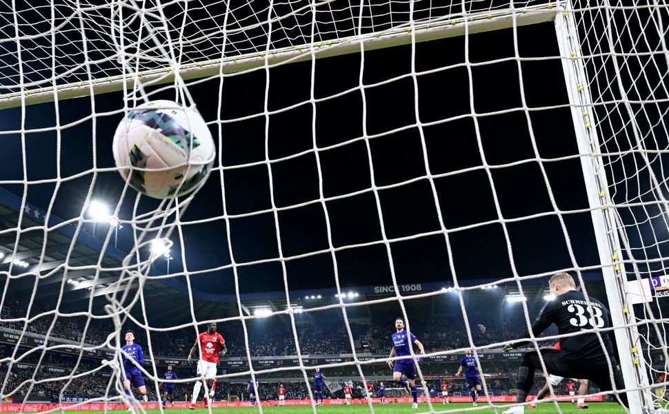 Anderlecht-fans zijn tegen RWDM boos op Scheichel 