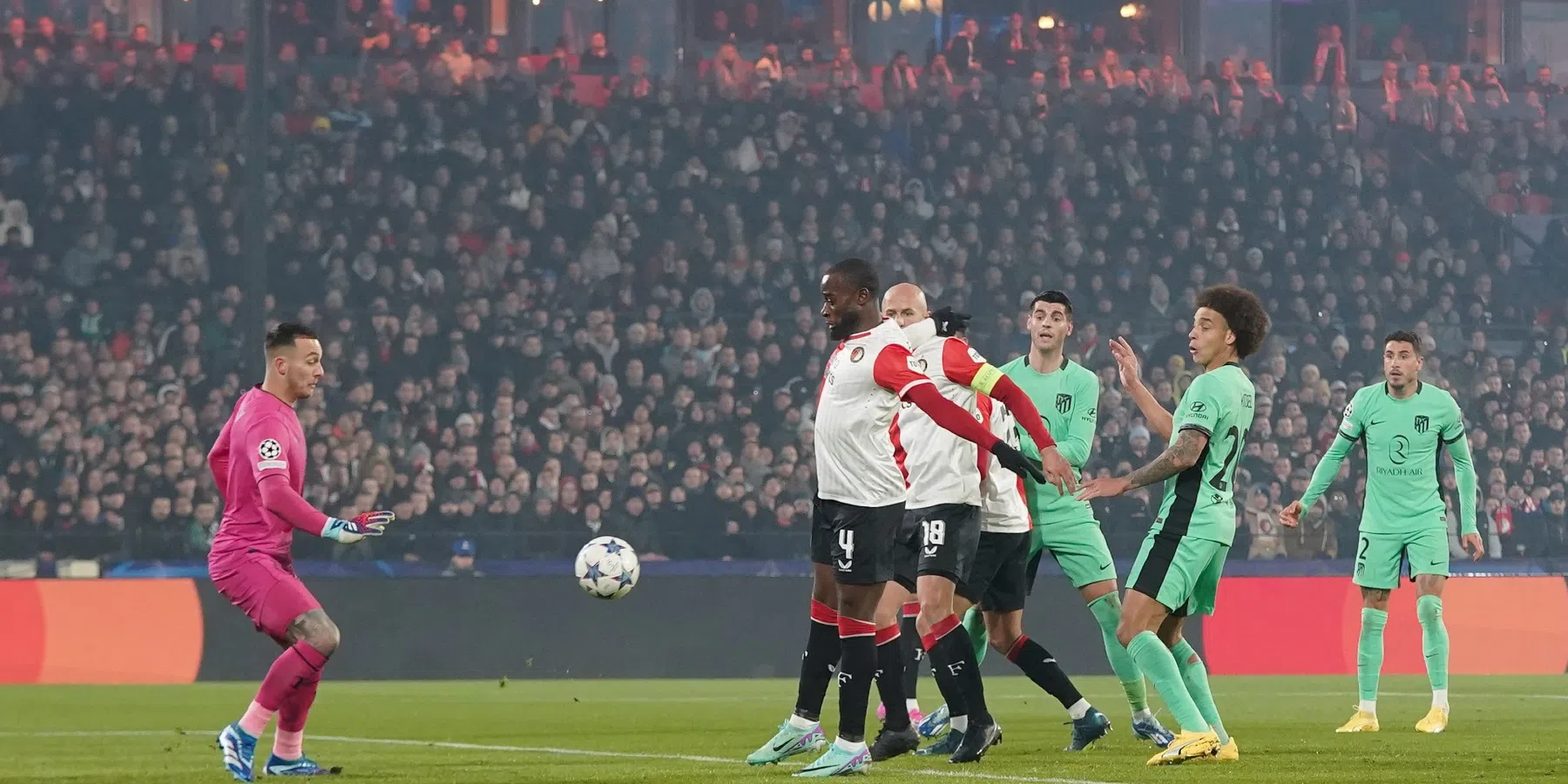 'Domme pech' voor Feyenoord in cruciaal duel: 'Dat ziet er verschrikkelijk uit'