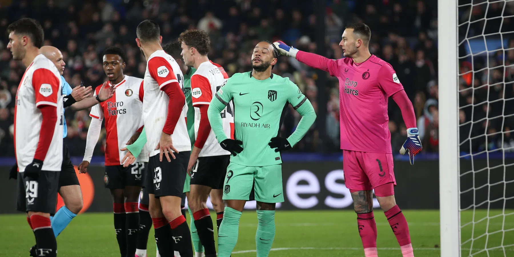 Memphis met betraande ogen: 'Je voelt je geen voetballer'