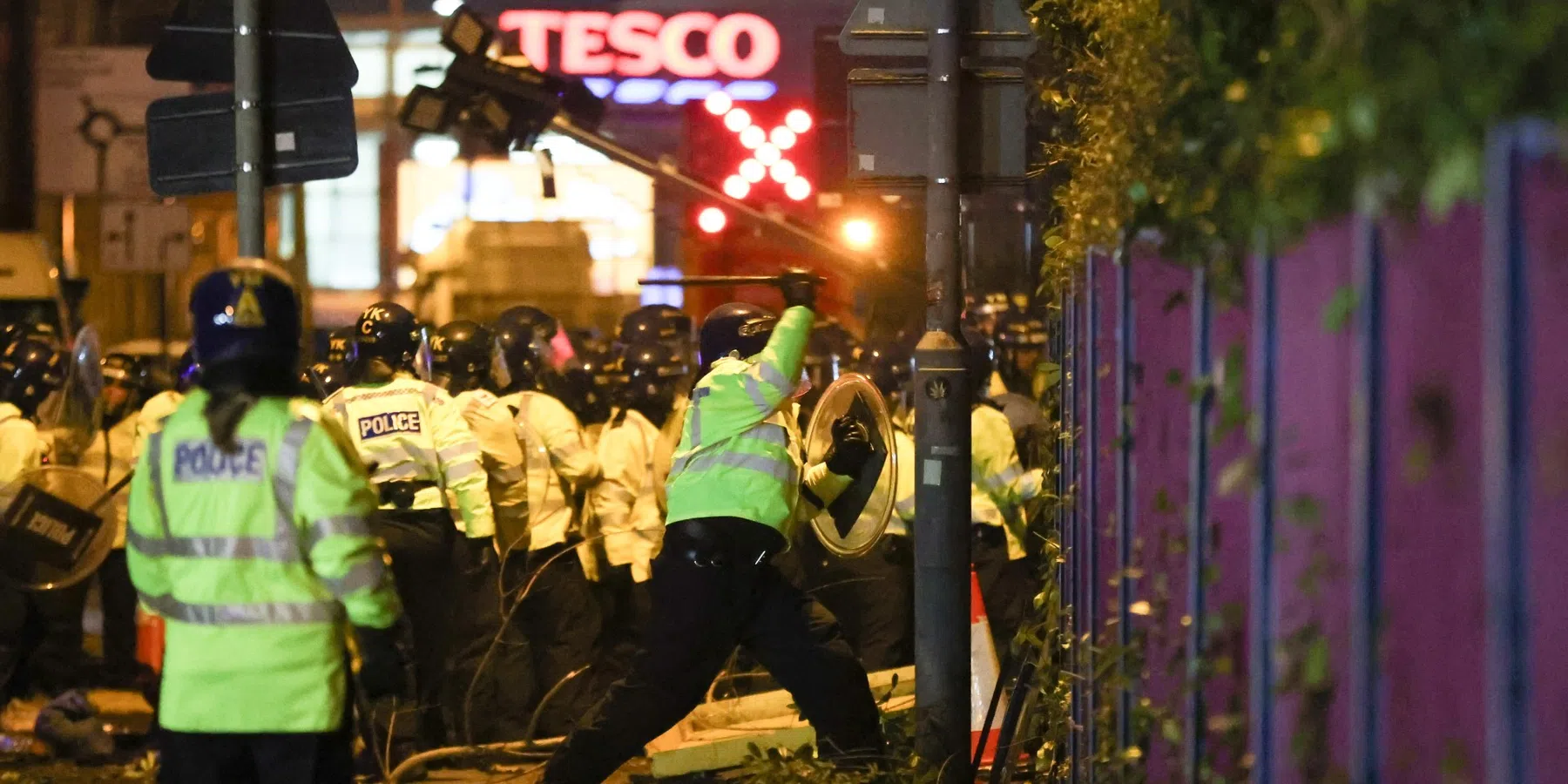 Politieagent in brand gevlogen bij rellen Legia-fans in Birmingham