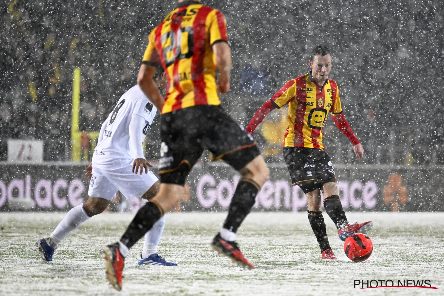 Schoofs wijst naar de sneeuw: “Witte shirts van STVV waren verwarrend”