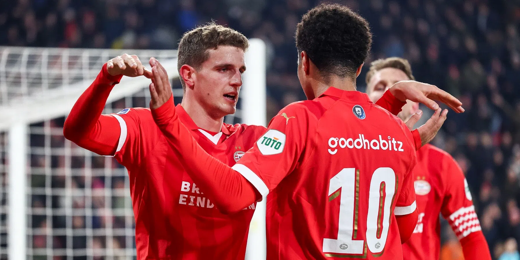 PSV vervolgt droomweek met vijftiende zege in Eredivisie