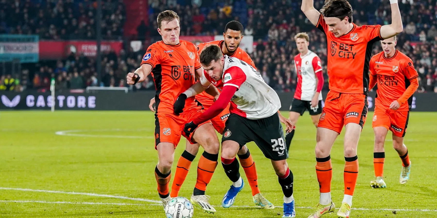 Feyenoord ontsnapt dankzij Gimenez aan blamage