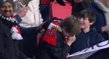 Thumbnail for article: Jonge PSV-fan krijgt shirt van Bakayoko en barst in huilen uit
