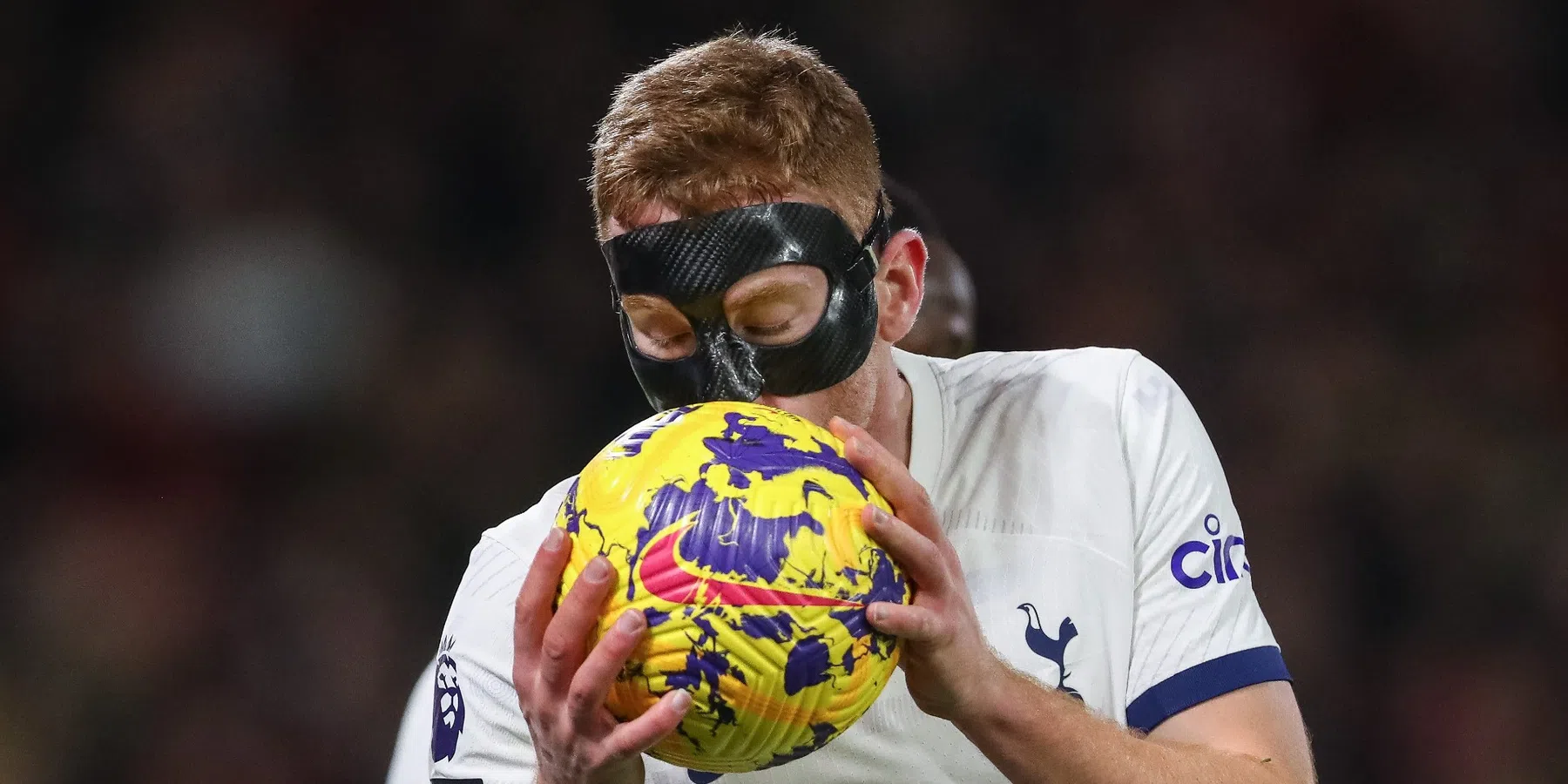 Tiental van Tottenham neemt afstand van United en voert druk op door zege