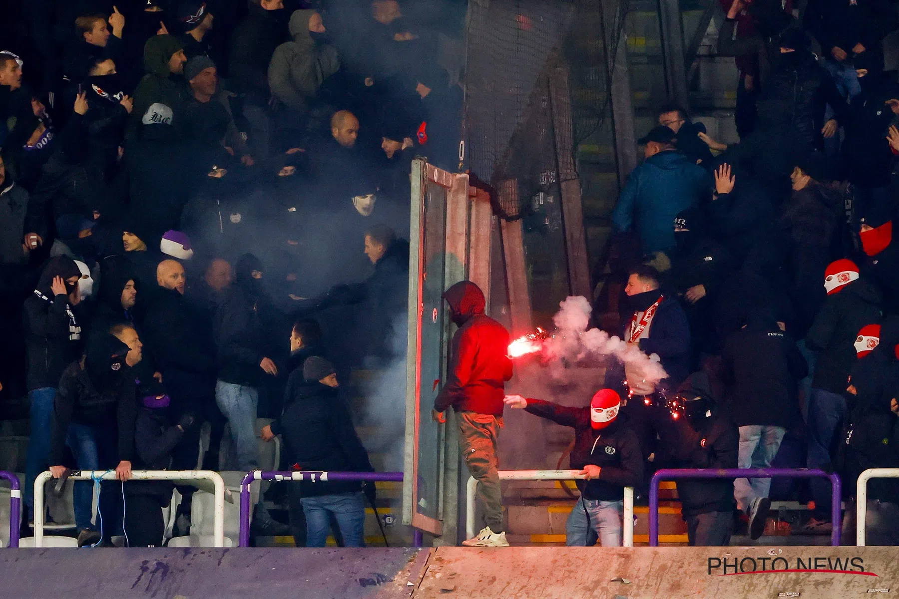 Wedstrijd zonder fans of puntenaftrek dreigt voor Standard en Anderlecht