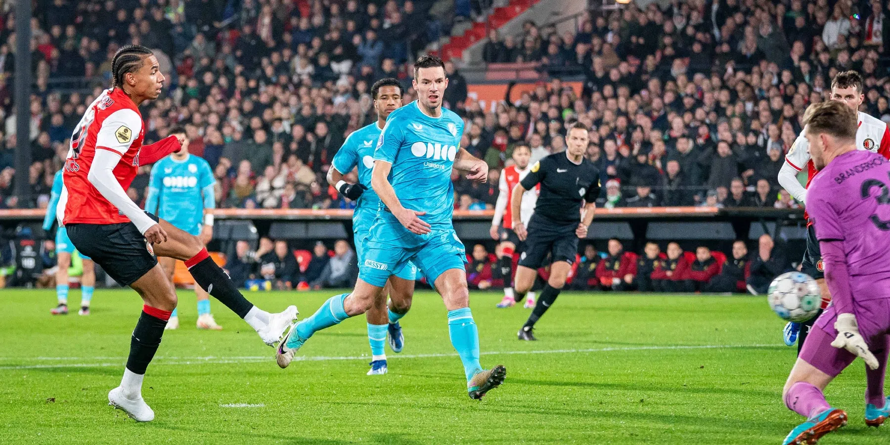 LIVE: Slot wijzigt weer in voorhoede Feyenoord