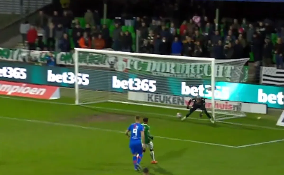 Ketser van jewelste: Dordrecht-keeper laat rollertje op ongekende wijze ...