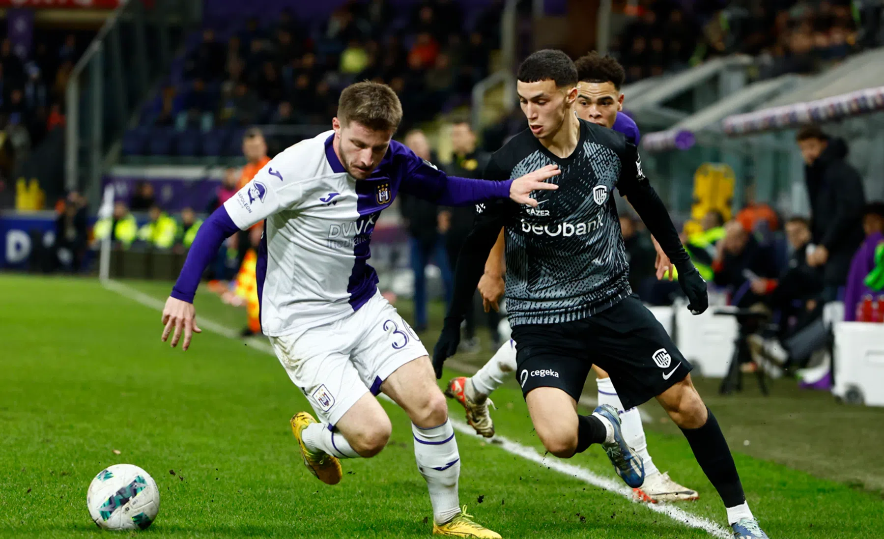 RSC Anderlecht wint van KRC Genk in slotfase 