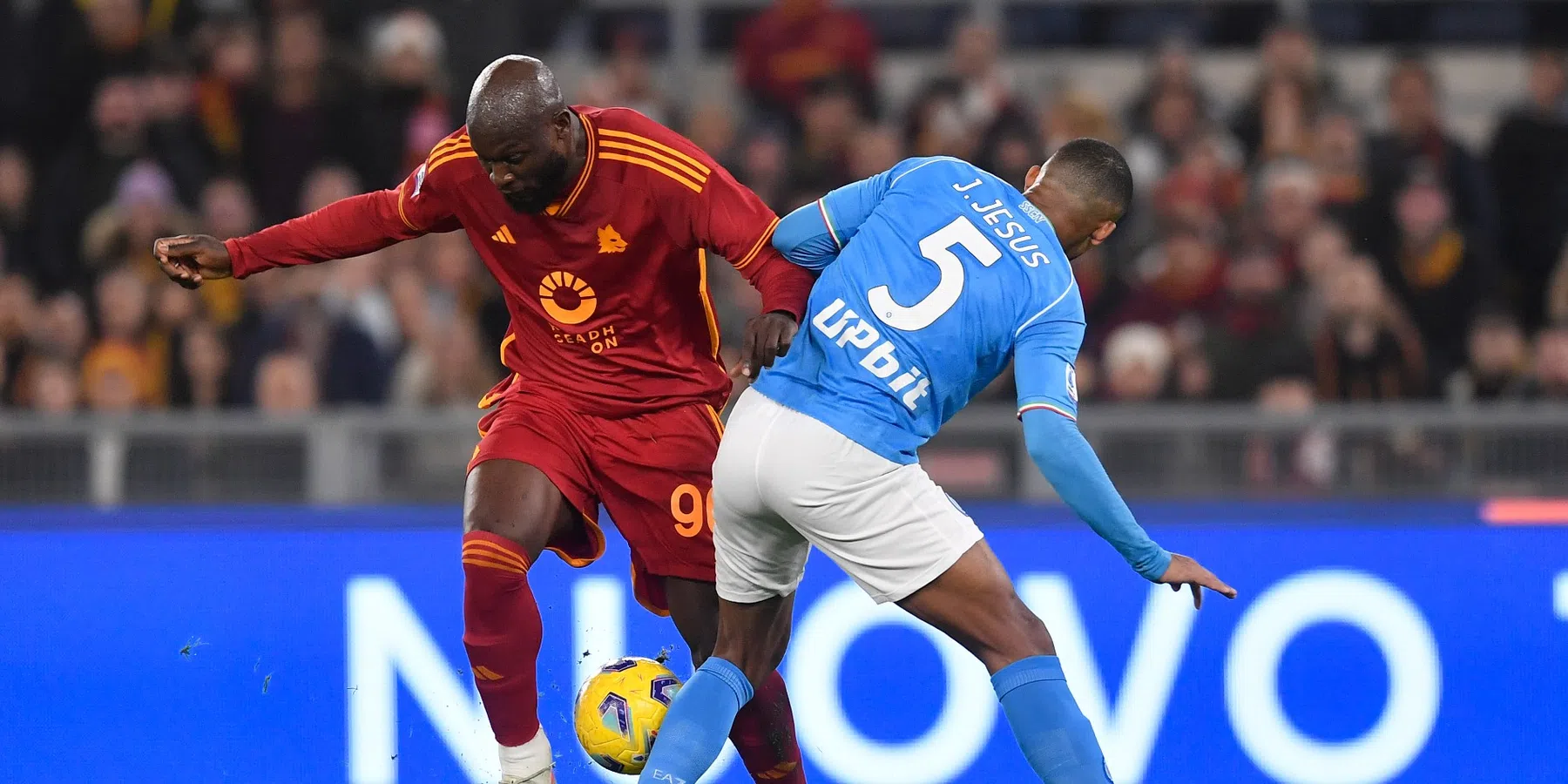 AS Roma zegeviert in lelijke Italiaanse topper met twee rode kaarten